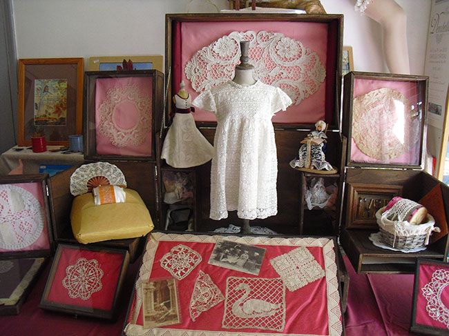 Autour de la dentelle Petit Musée ambulant Isabelle Mizrahi dentellière