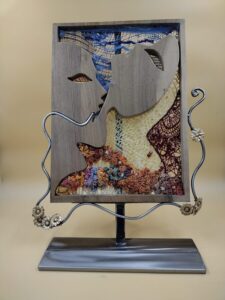 exaltation-avec-son-cadre-en-fer-forge-et-son-support-autour de la dentelle