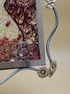 exaltation-gros-plan-5-fleurs-en-fer-forge-autour de la dentelle