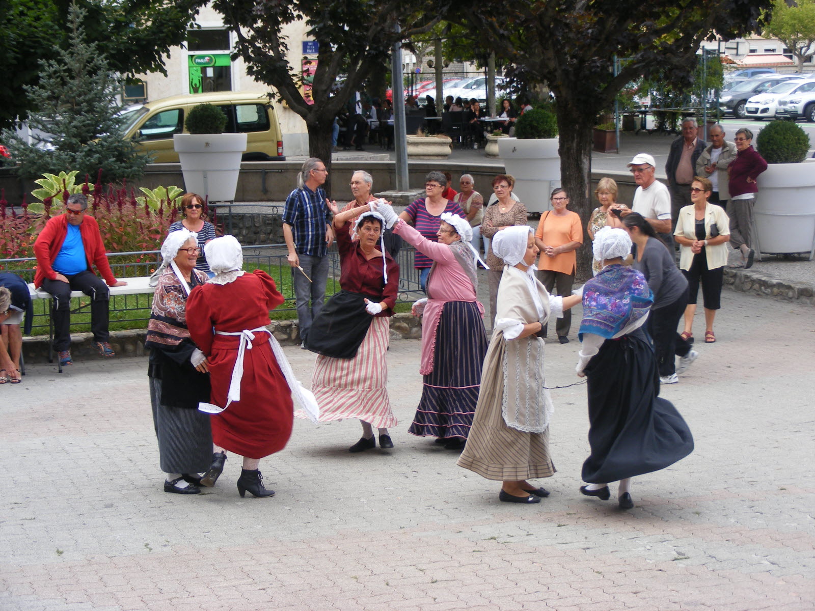 les-dancaires-du-buech-perpetuent-le-patrimoine-local-1442329541