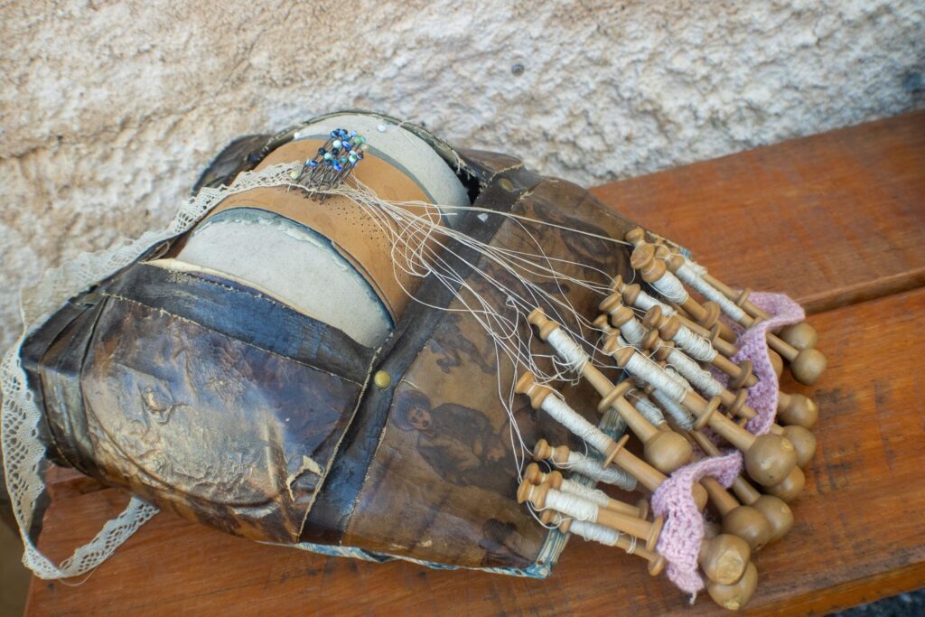 carreau ancien craponne avec ses fuseaux et sa dentelle autour de la dentelle 2