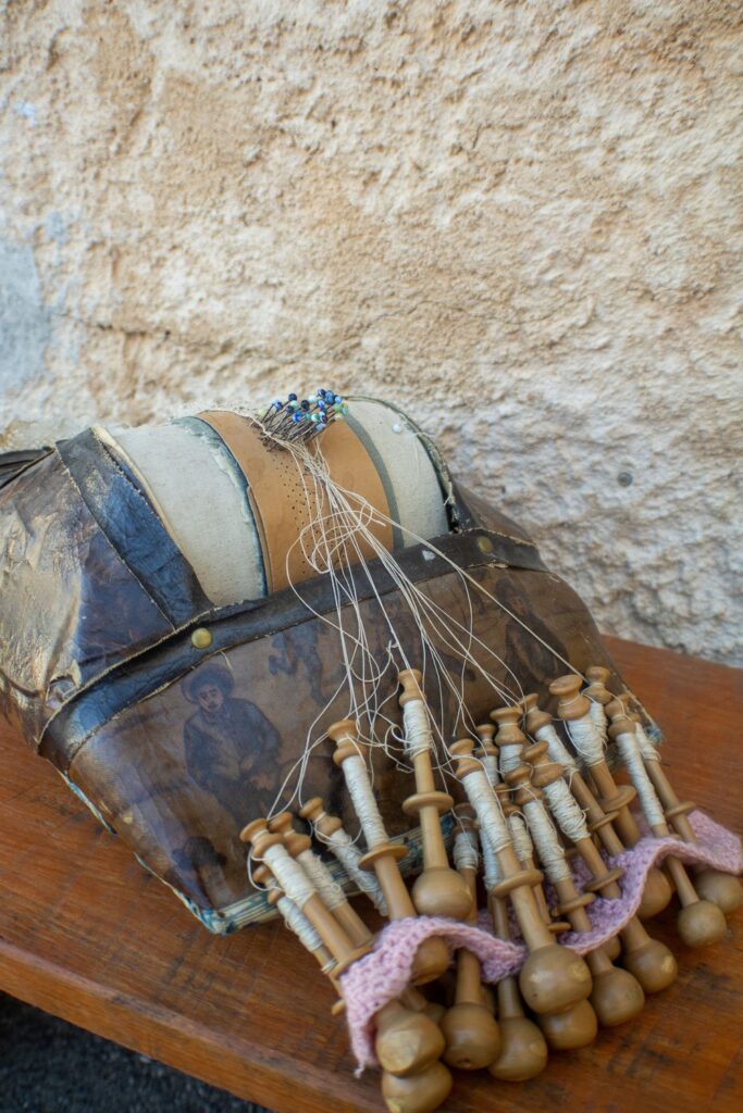 carreau ancien craponne avec ses fuseaux et sa dentelle autour de la dentelle