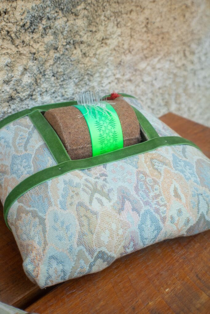 carreau ancien recouvert de tissu autour de la dentelle