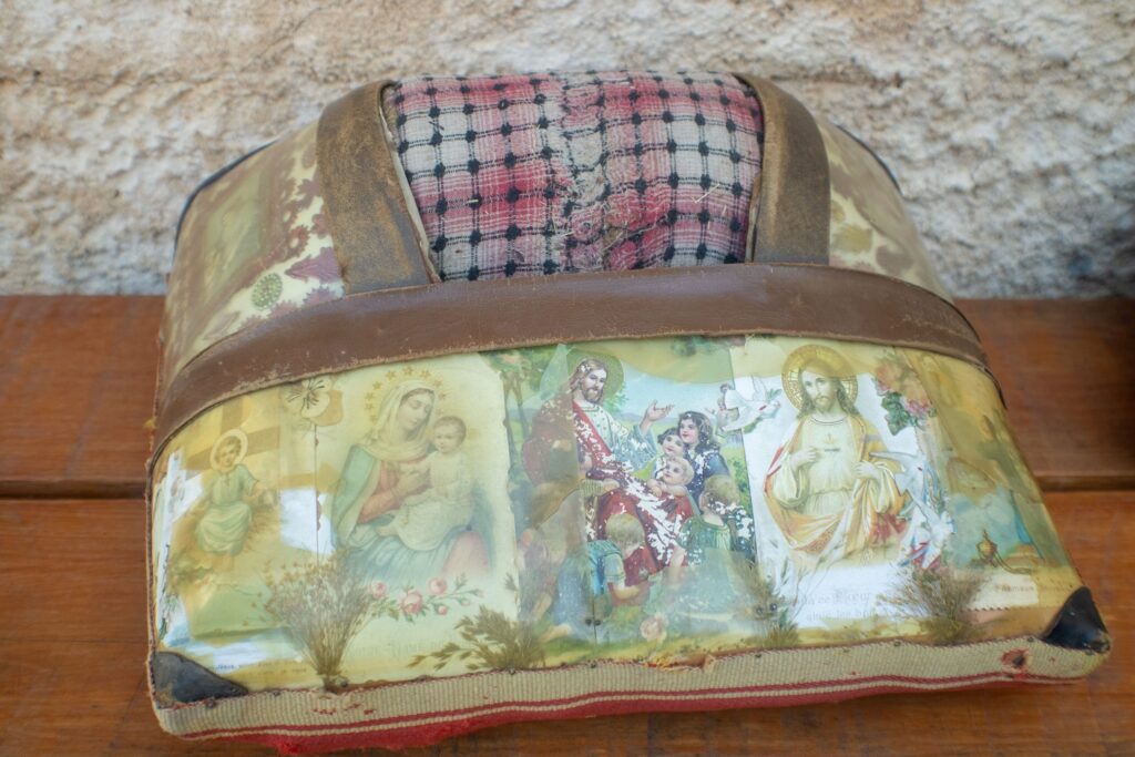 carreau ancien toile cirée et déco religieuse autour de la dentelle